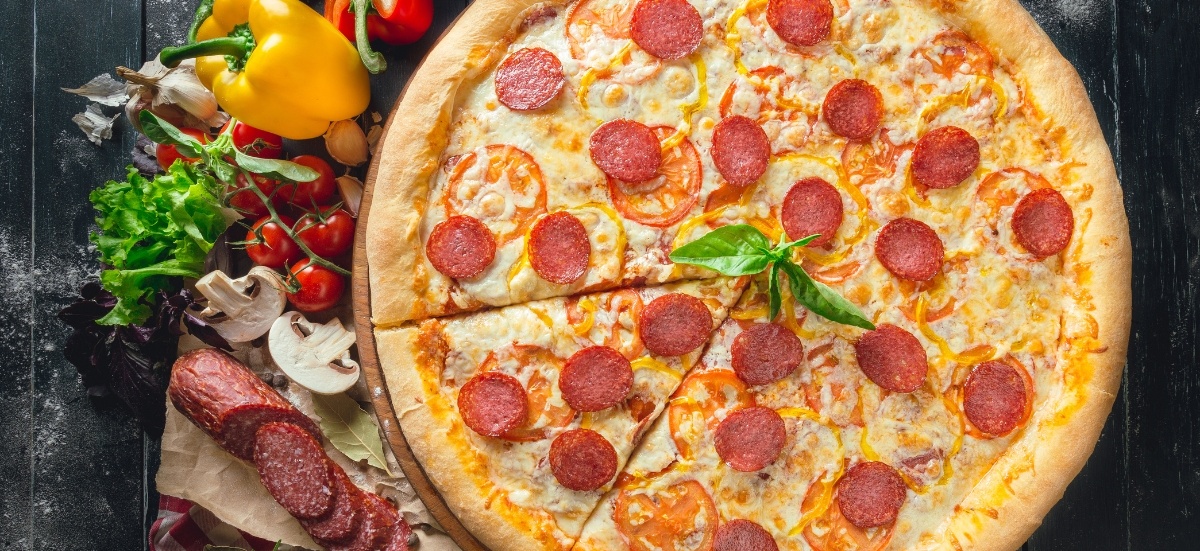 Pizza Caseira de Calabresa: Saborosa com Massa feita em casa.